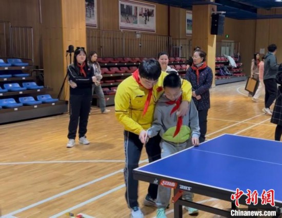 體育比賽“冠軍體育課”：梁靖崑、陳熠用“小乒乓”通報(bào)“大理念”(圖1)