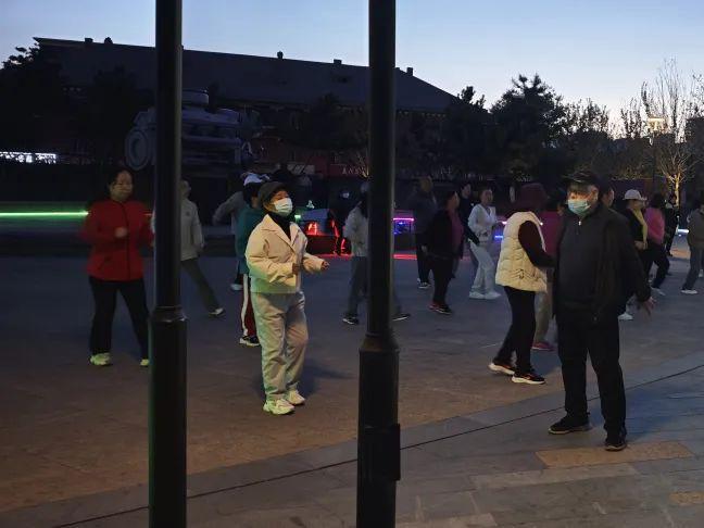 體育比賽都會(huì)健身活動(dòng)：夜色下的體裁魅力(圖4)